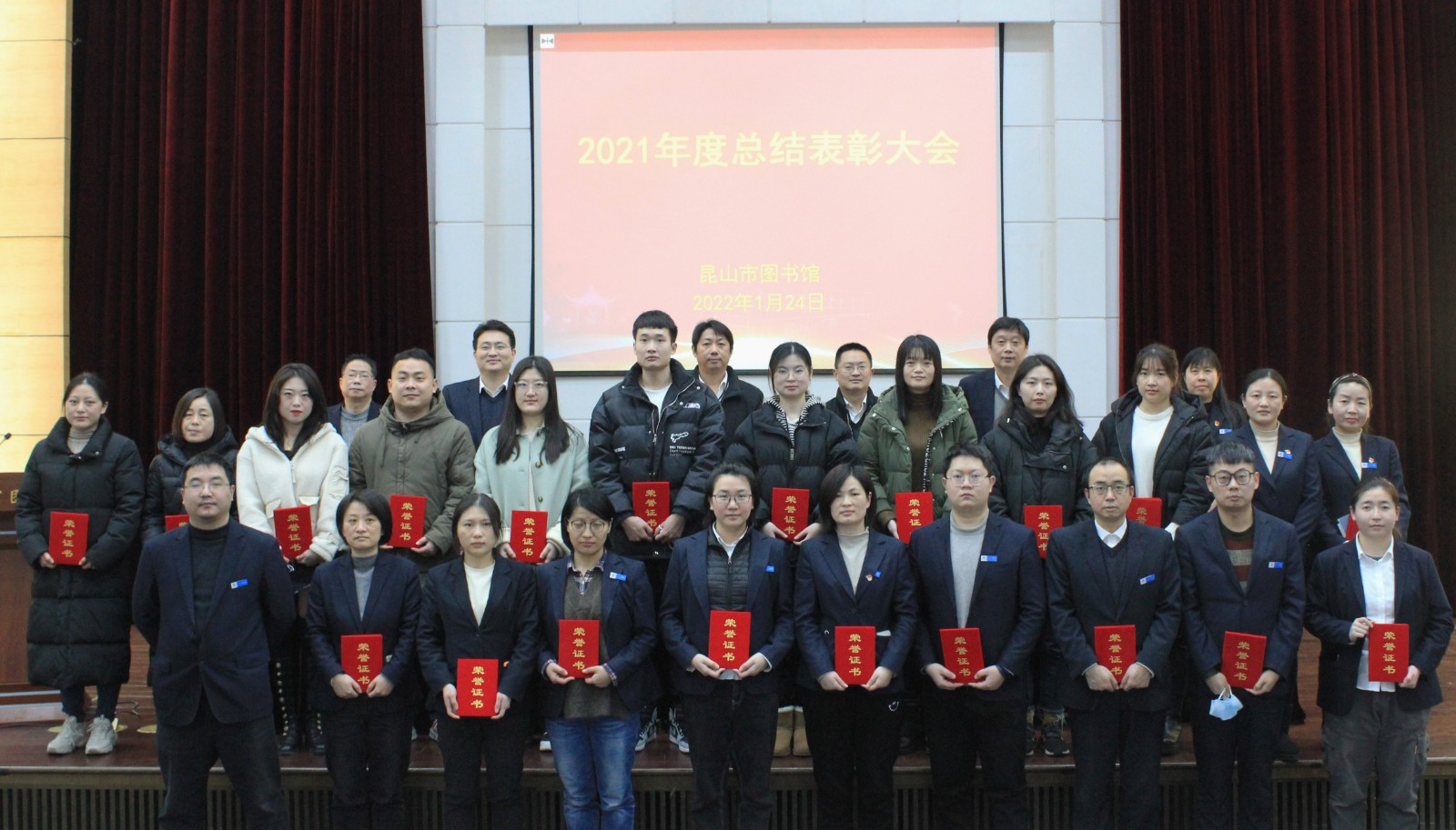 1643073063361846.jpg 优秀代表合影.JPG